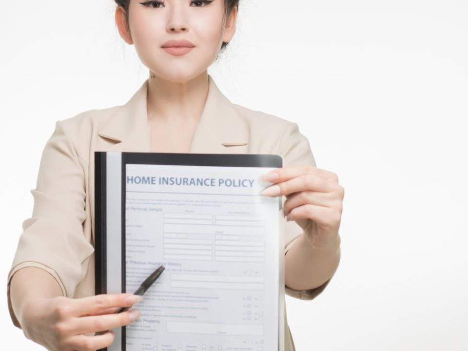 does homeowners insurance cover roof leak